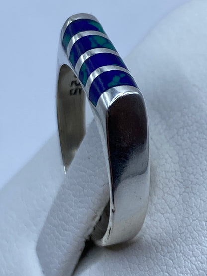 Anillo minimalista en la mano mostrando el brillo discreto de la piedra