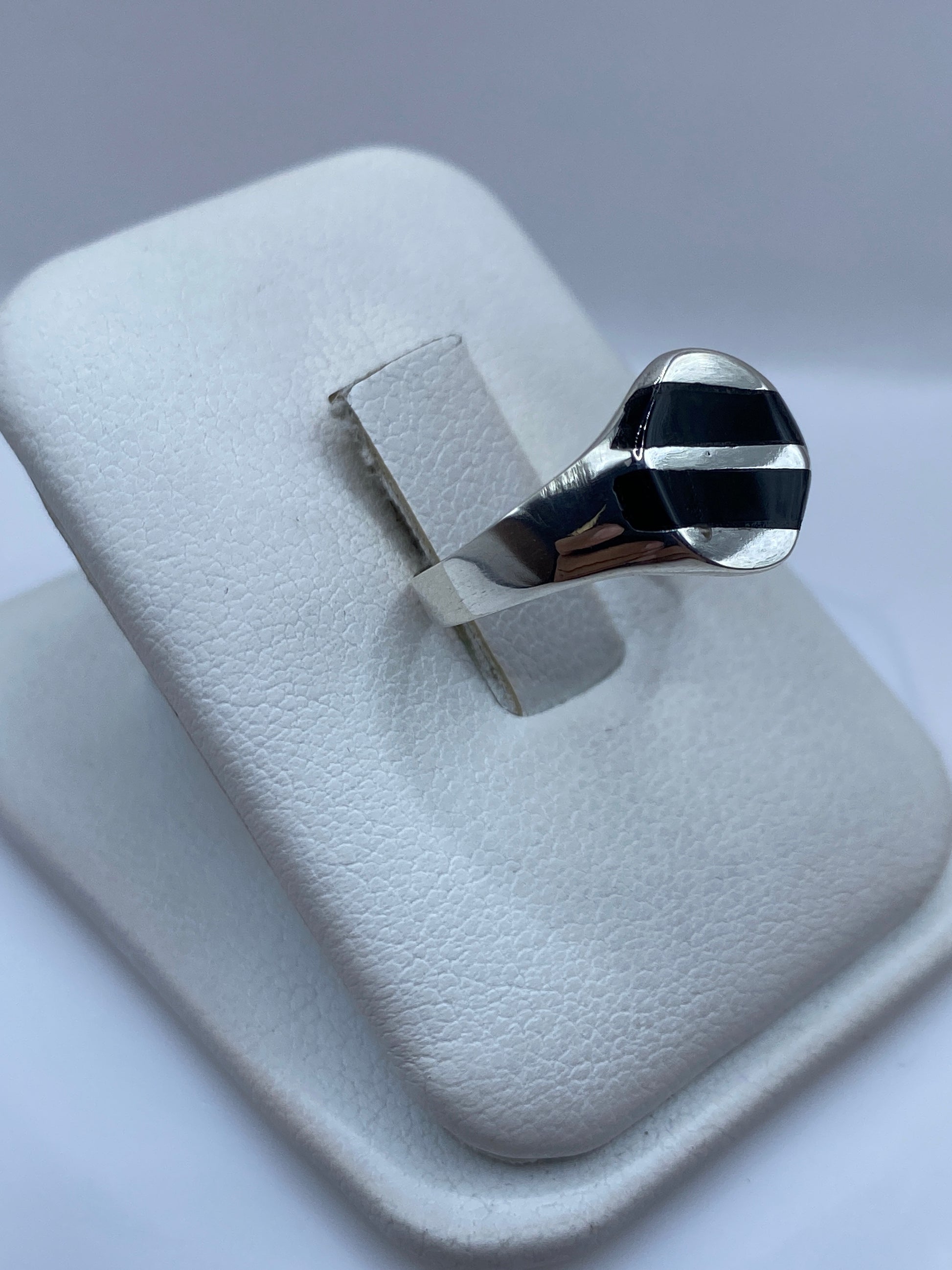 Anillo minimalista unisex plata .925 con piedra ónix, lado lateral