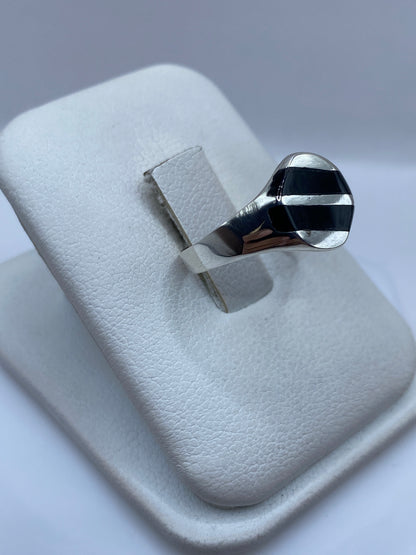 Anillo minimalista unisex plata .925 con piedra ónix, lado lateral