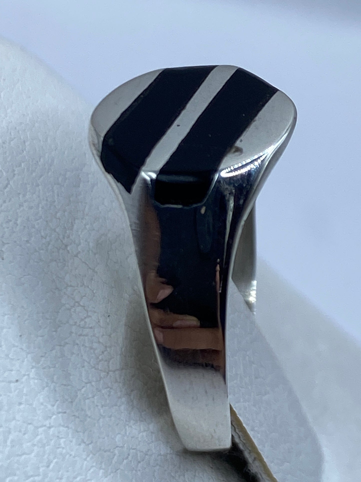 Detalle del ónix negro brillante engastado en banda de plata, vista cenital