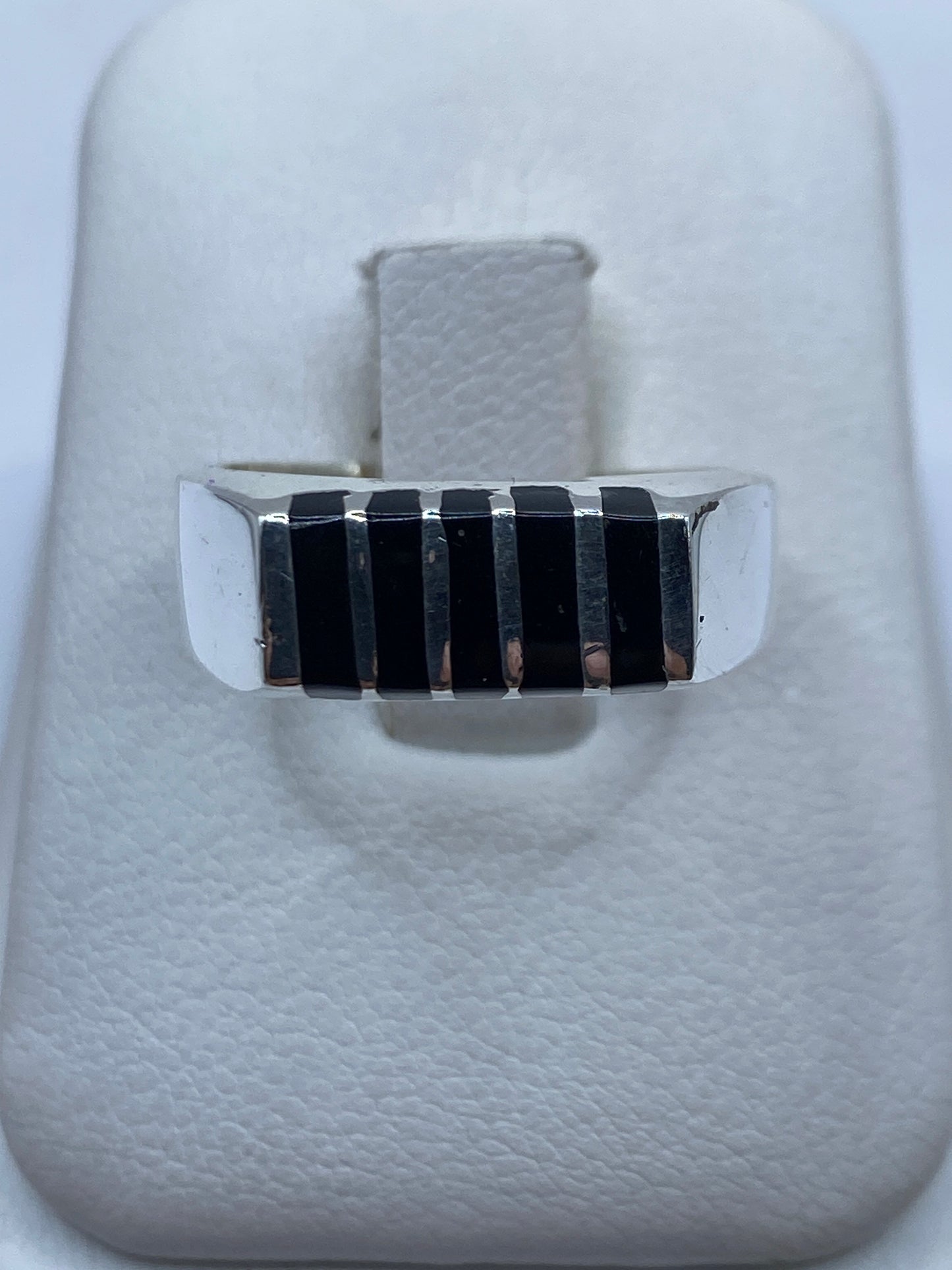 Anillo de plata .925 con ónix negro en banda ancha, talla 8, visto de frente mostrando engaste