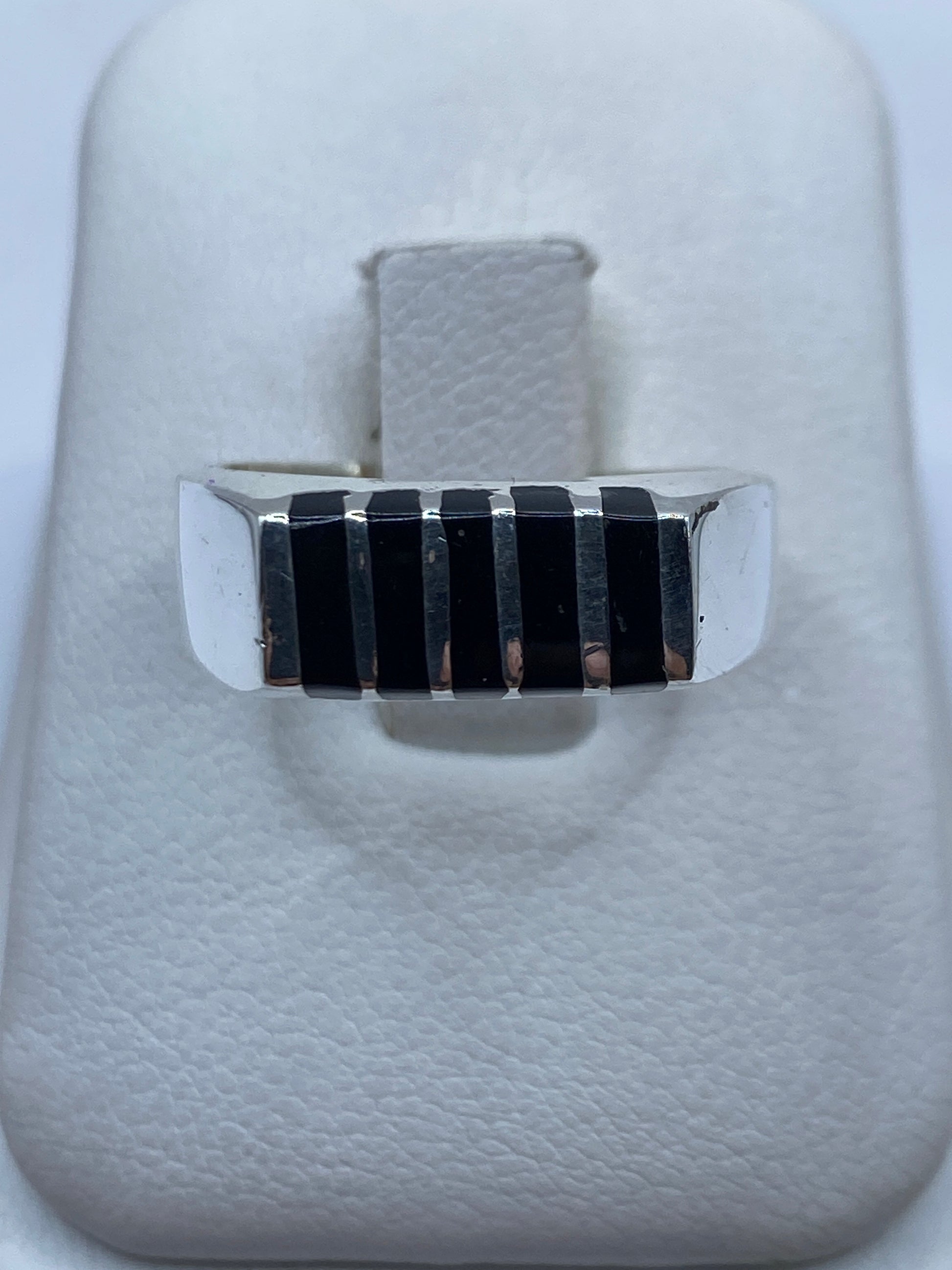 Anillo de plata .925 con ónix negro en banda ancha, talla 8, visto de frente mostrando engaste