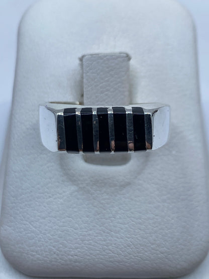 Anillo de plata .925 con ónix negro en banda ancha, talla 8, visto de frente mostrando engaste