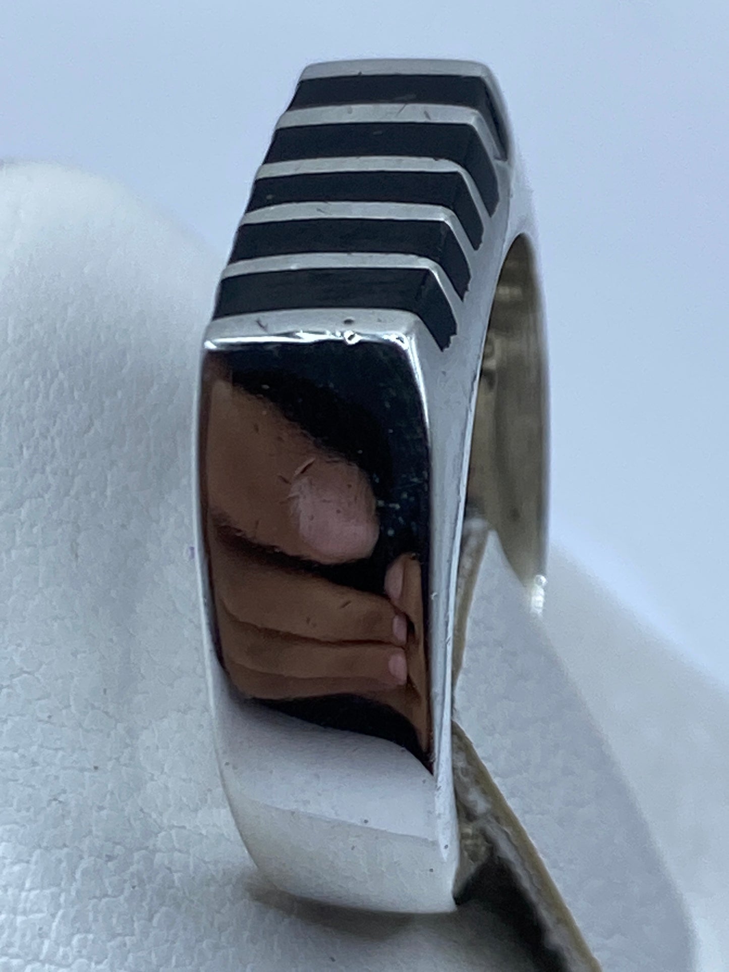 Detalle del engaste robusto de ónix negro en plata, mostrando sello .925 MEXICO