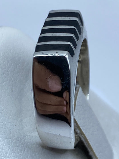 Detalle del engaste robusto de ónix negro en plata, mostrando sello .925 MEXICO