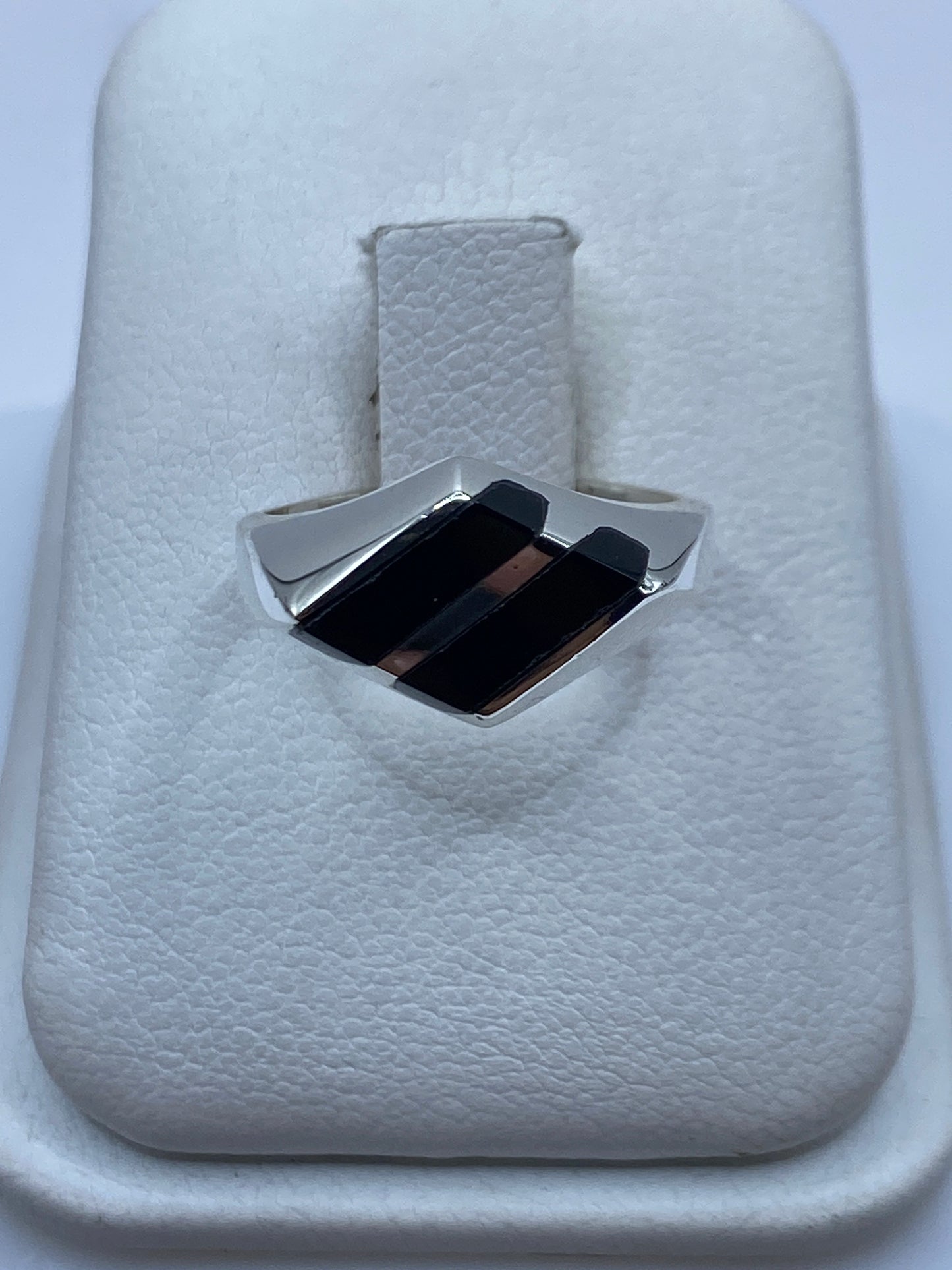 Anillo de plata con dos barras de ónix negro en estuche blanco de presentación