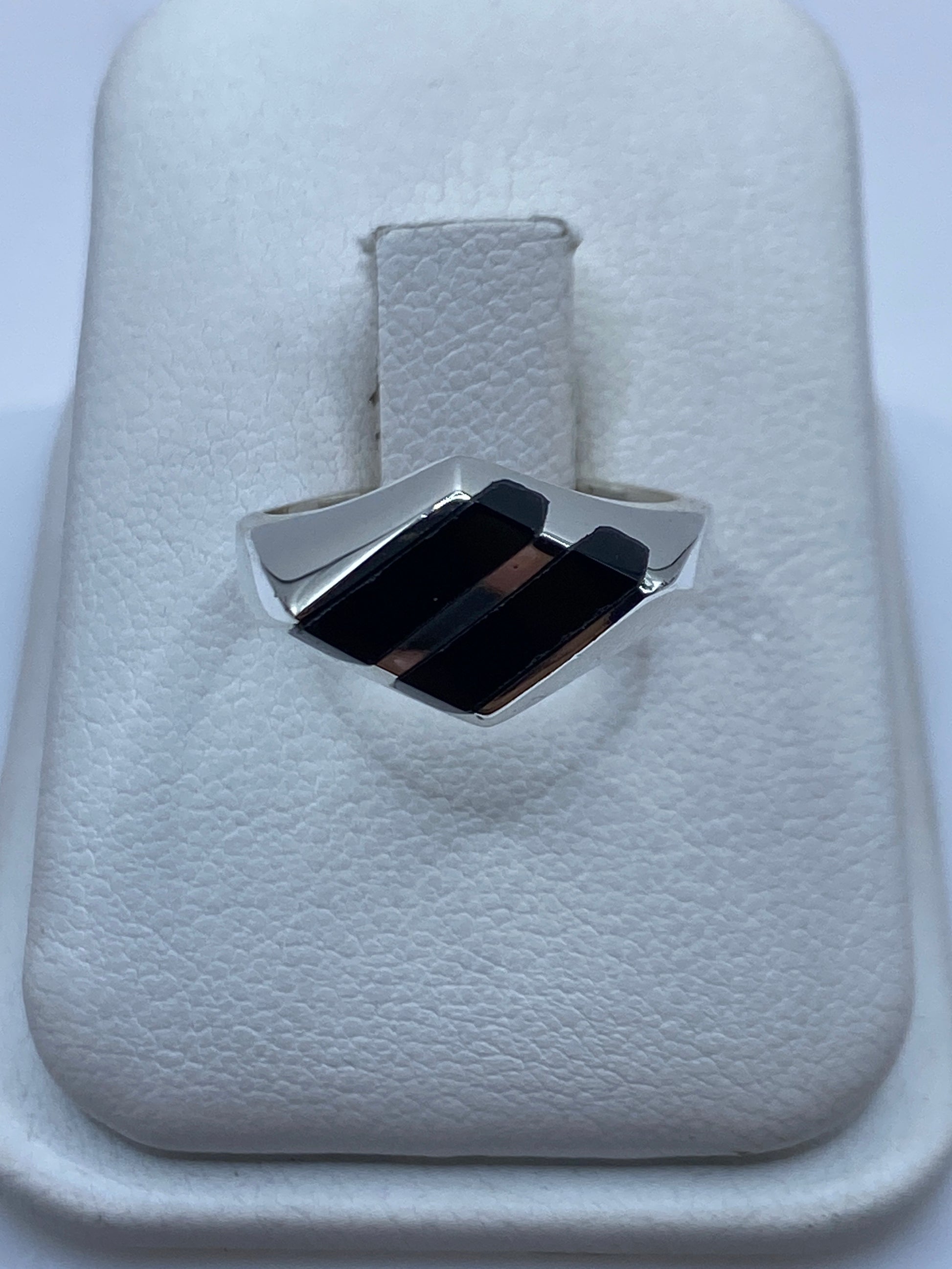 Anillo de plata con dos barras de ónix negro en estuche blanco de presentación