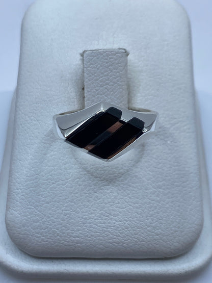 Anillo de plata con dos barras de ónix negro en estuche blanco de presentación