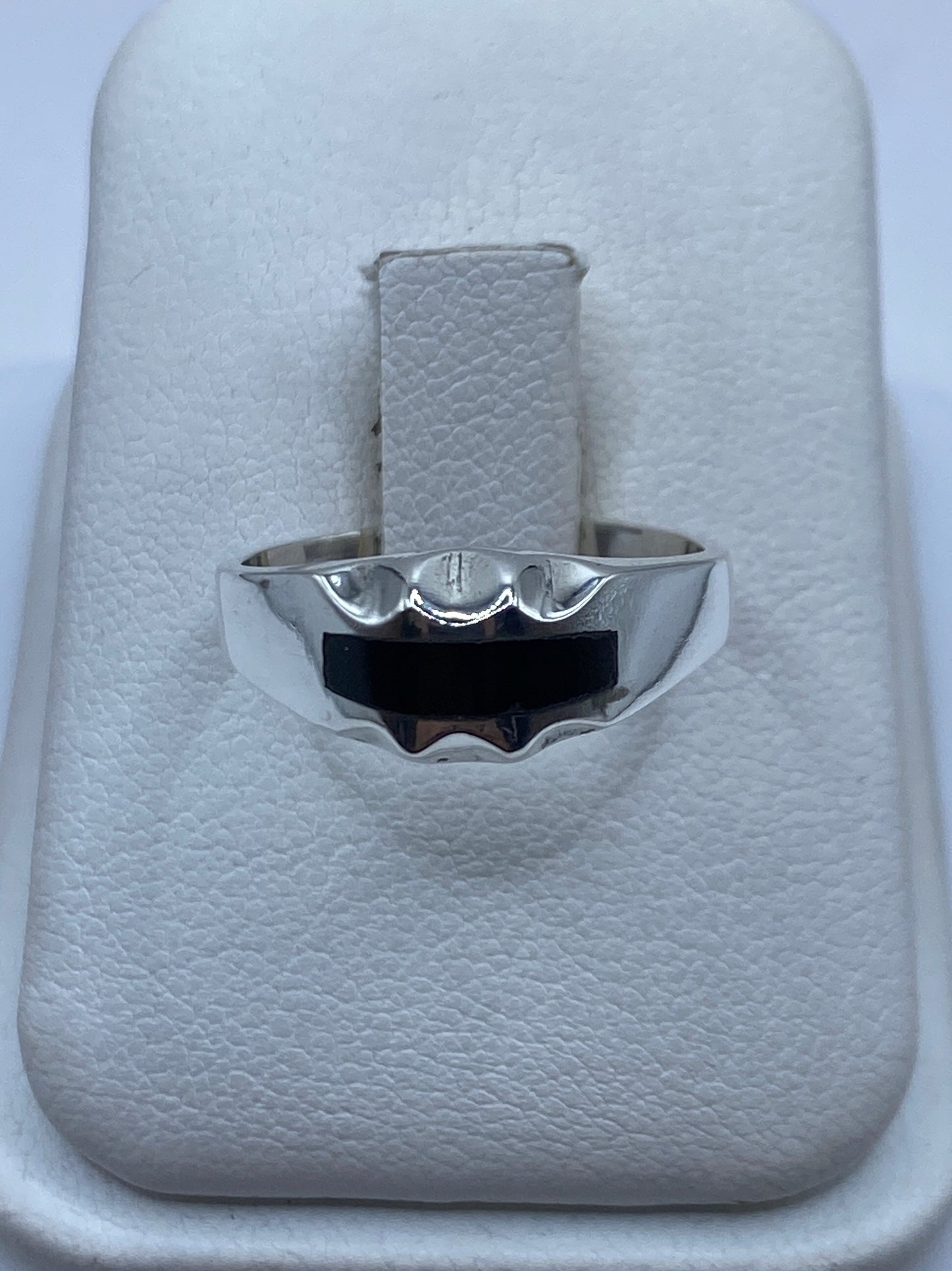 Anillo de plata .925 con ónix negro pulido, frente oval sobre fondo blanco