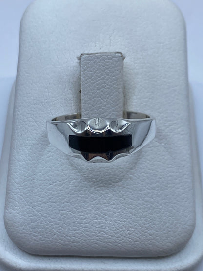 Anillo de plata .925 con ónix negro pulido, frente oval sobre fondo blanco