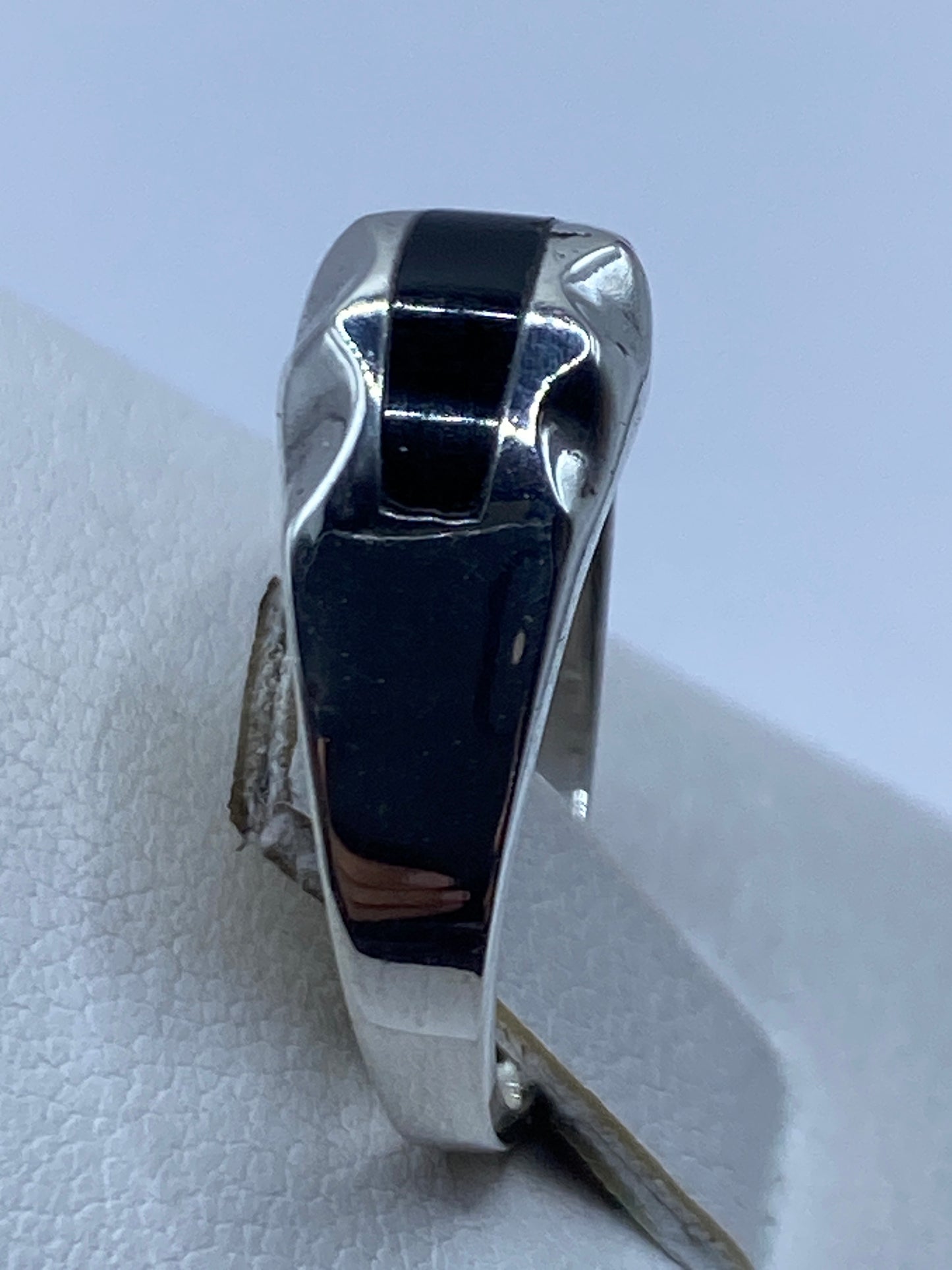 Anillo de ónix en dedo masculino, vista superior del diseño limpio