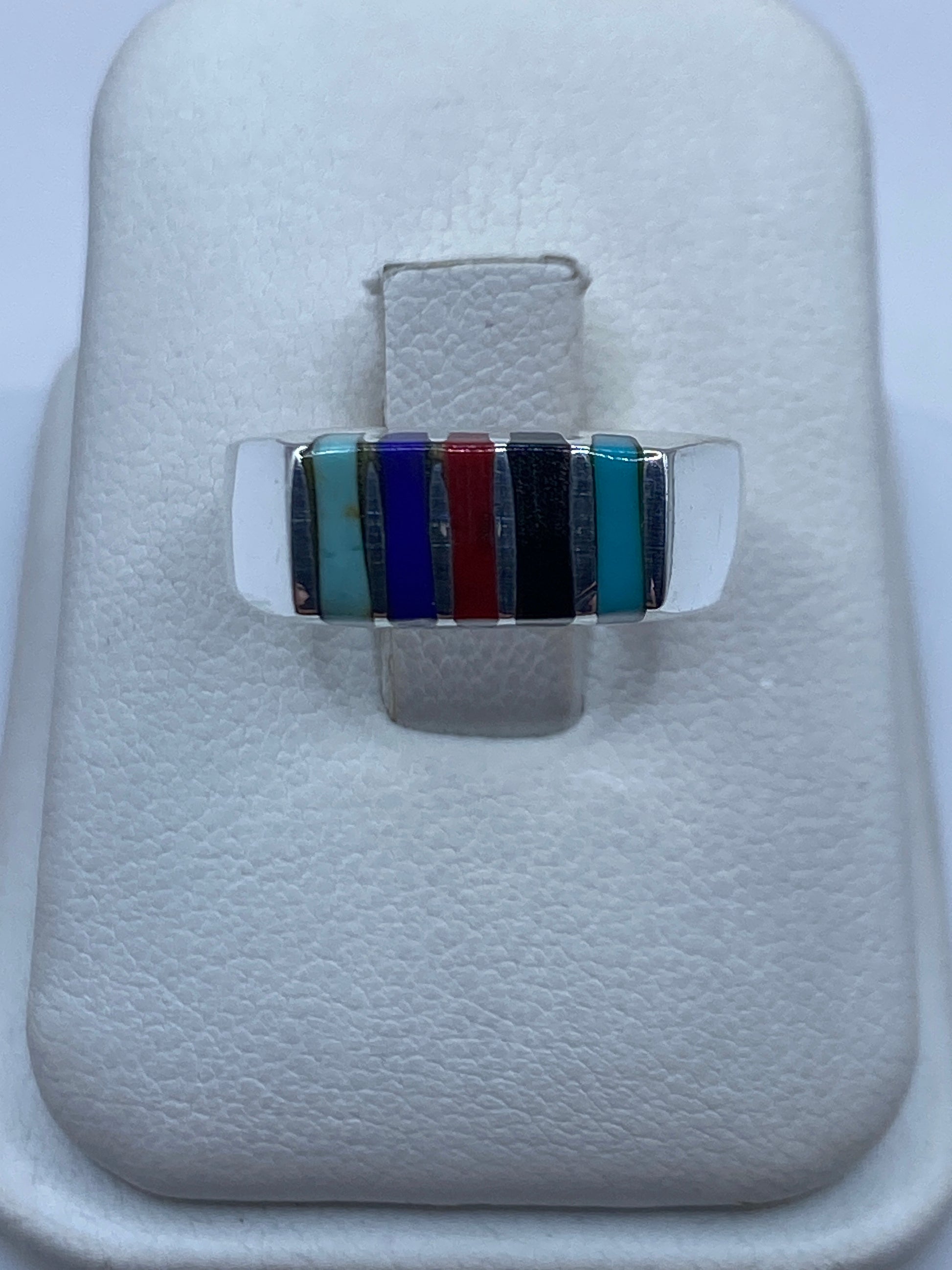 Anillo de plata ancho con turquesa azul cielo en la mano, vista frontal