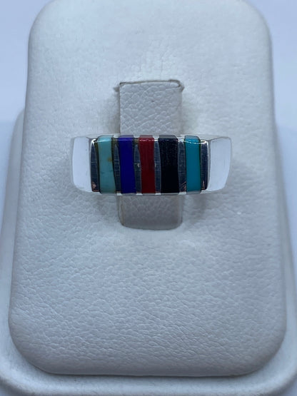 Anillo de plata ancho con turquesa azul cielo en la mano, vista frontal