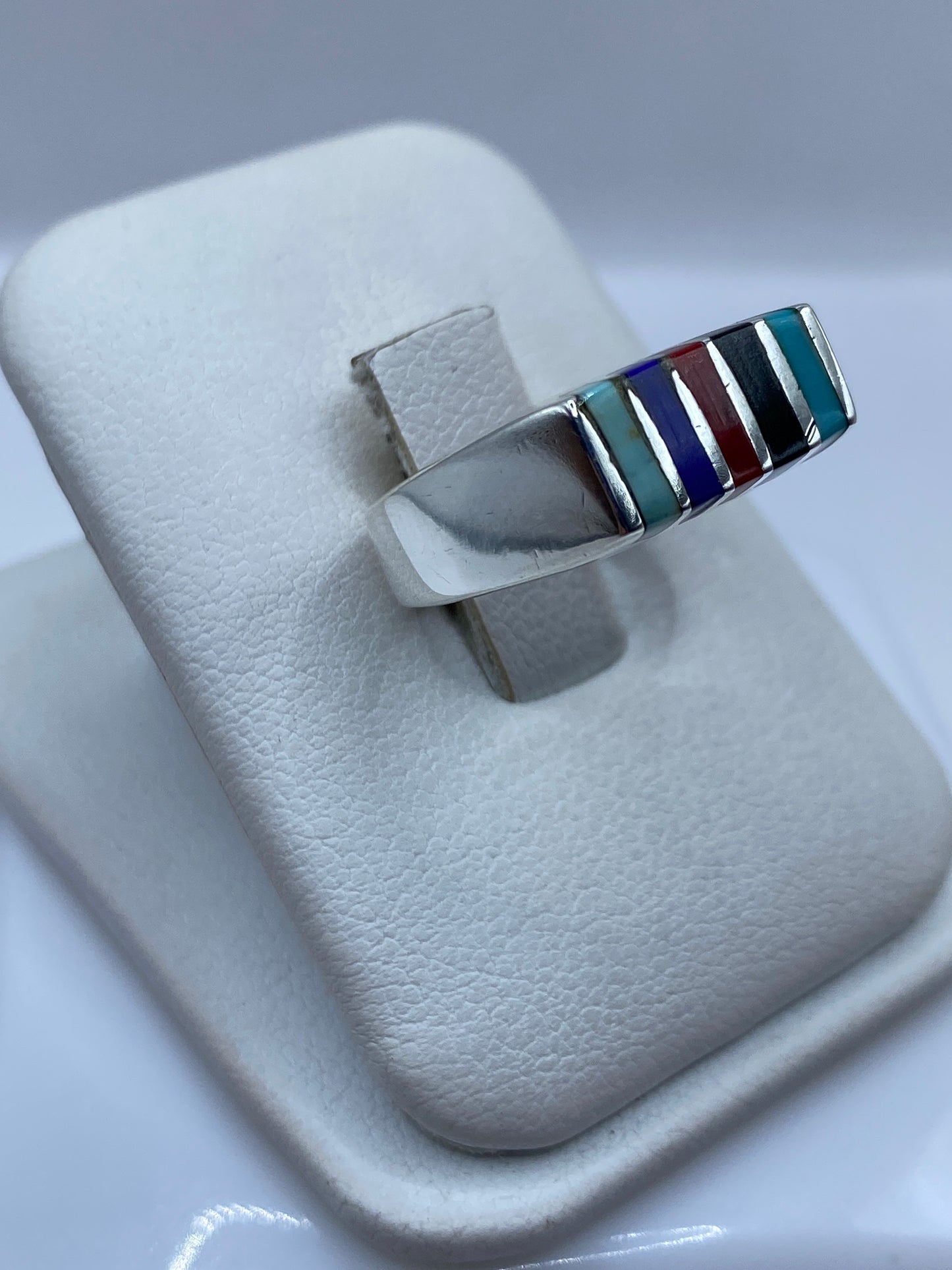 Detalle lateral del anillo banda con turquesa natural en tono azul cielo