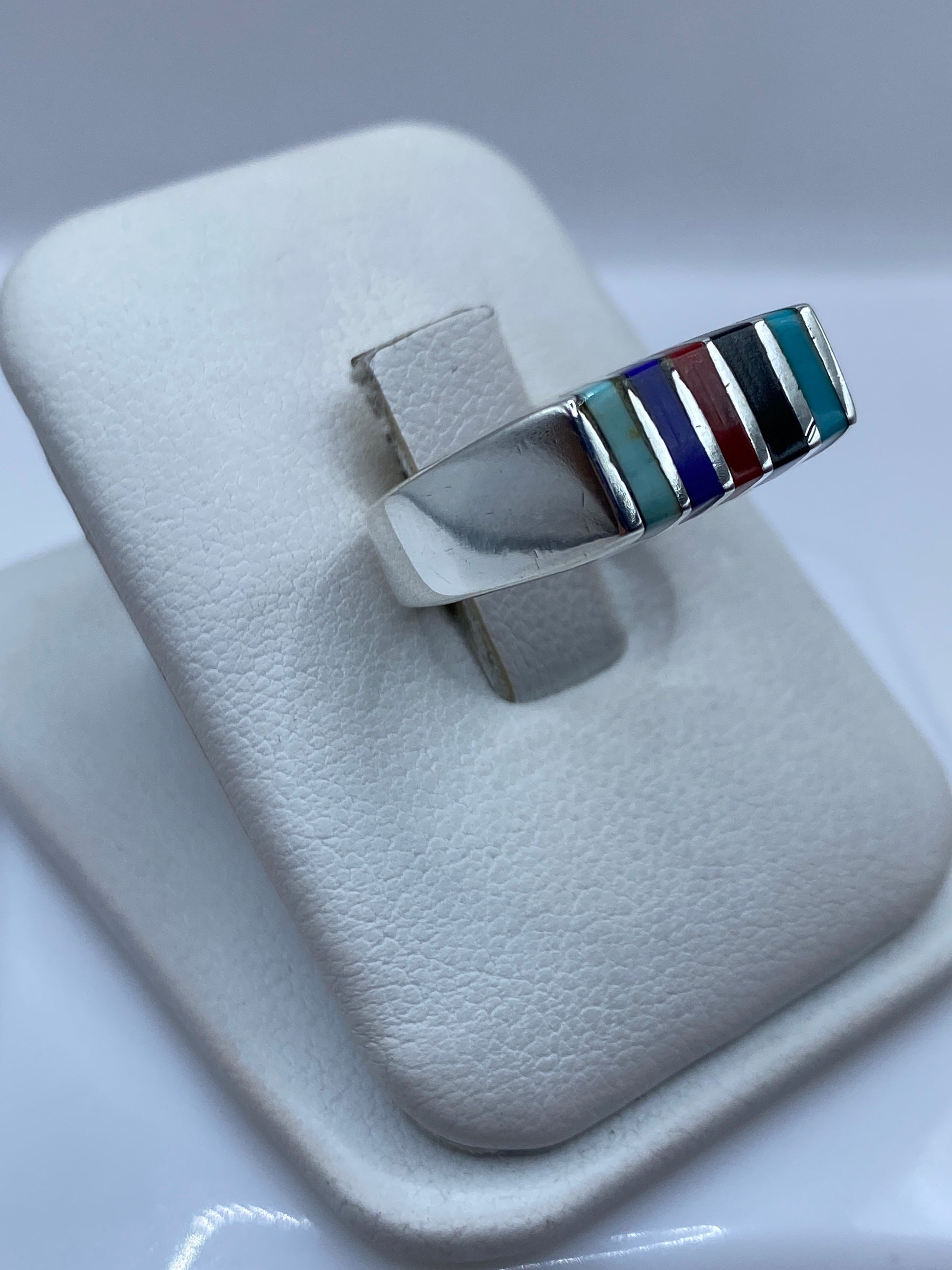 Detalle lateral del anillo banda con turquesa natural en tono azul cielo