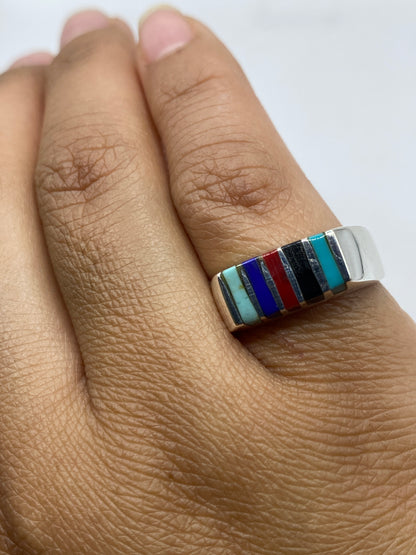 Vista cenital del anillo ancho unisex de plata con turquesa azul