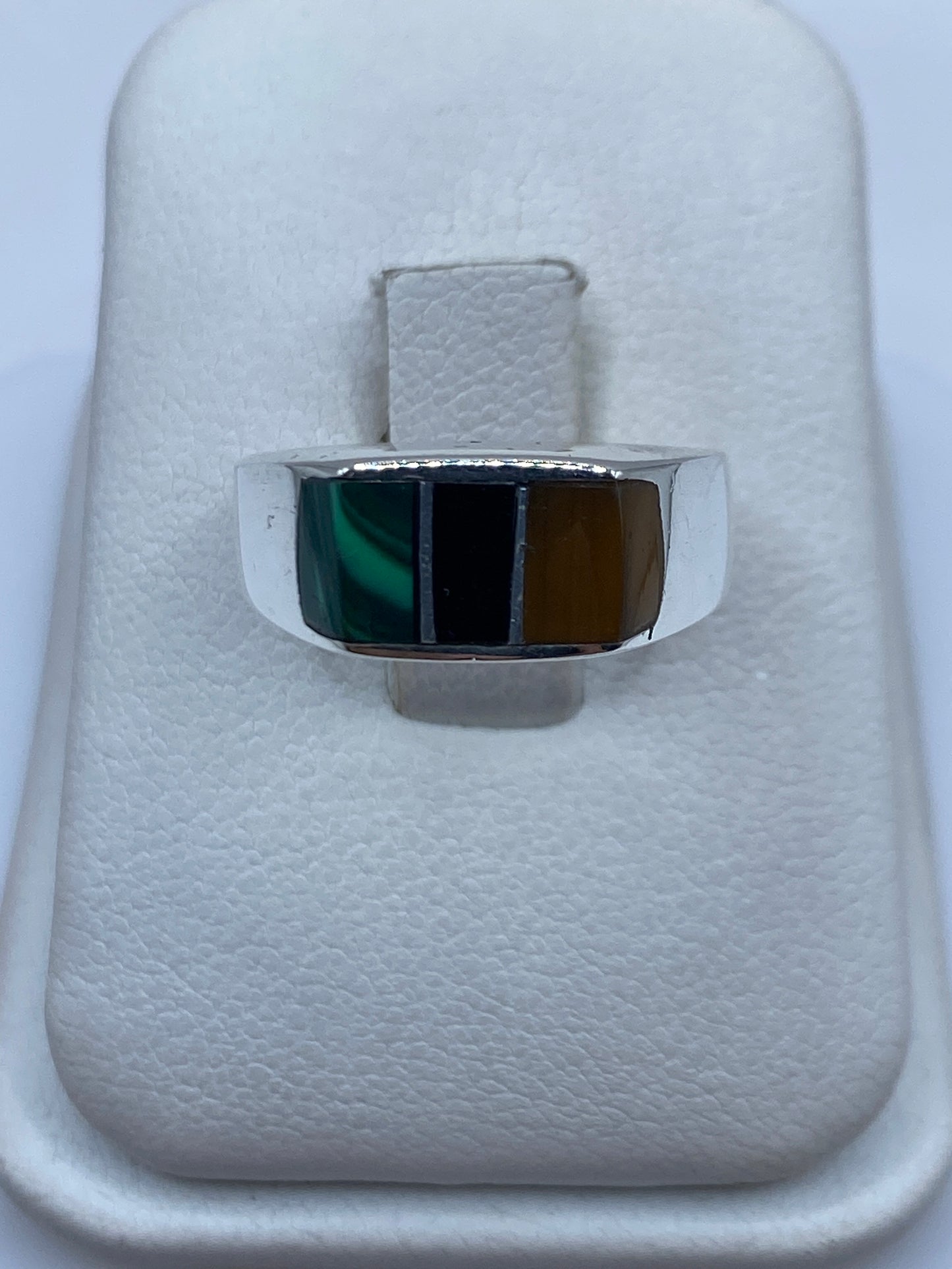 Anillo de plata con malaquita verde en estuche de presentación blanco