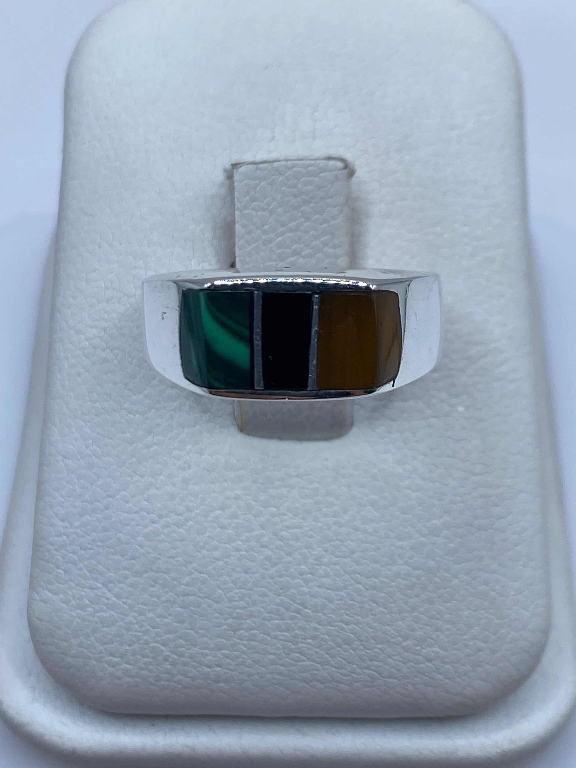 Anillo de plata con malaquita verde en estuche de presentación blanco