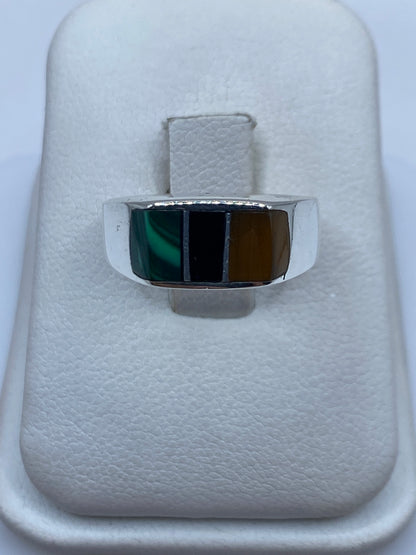 Anillo de plata con malaquita verde en estuche de presentación blanco
