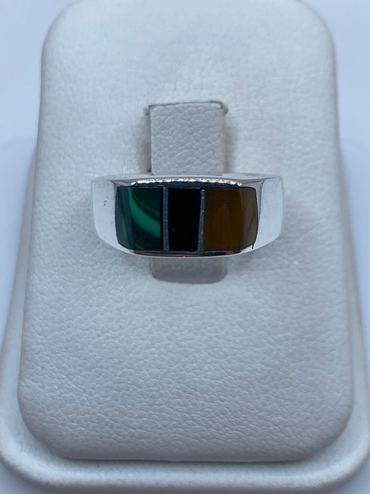 Anillo de plata con malaquita verde en estuche de presentación blanco