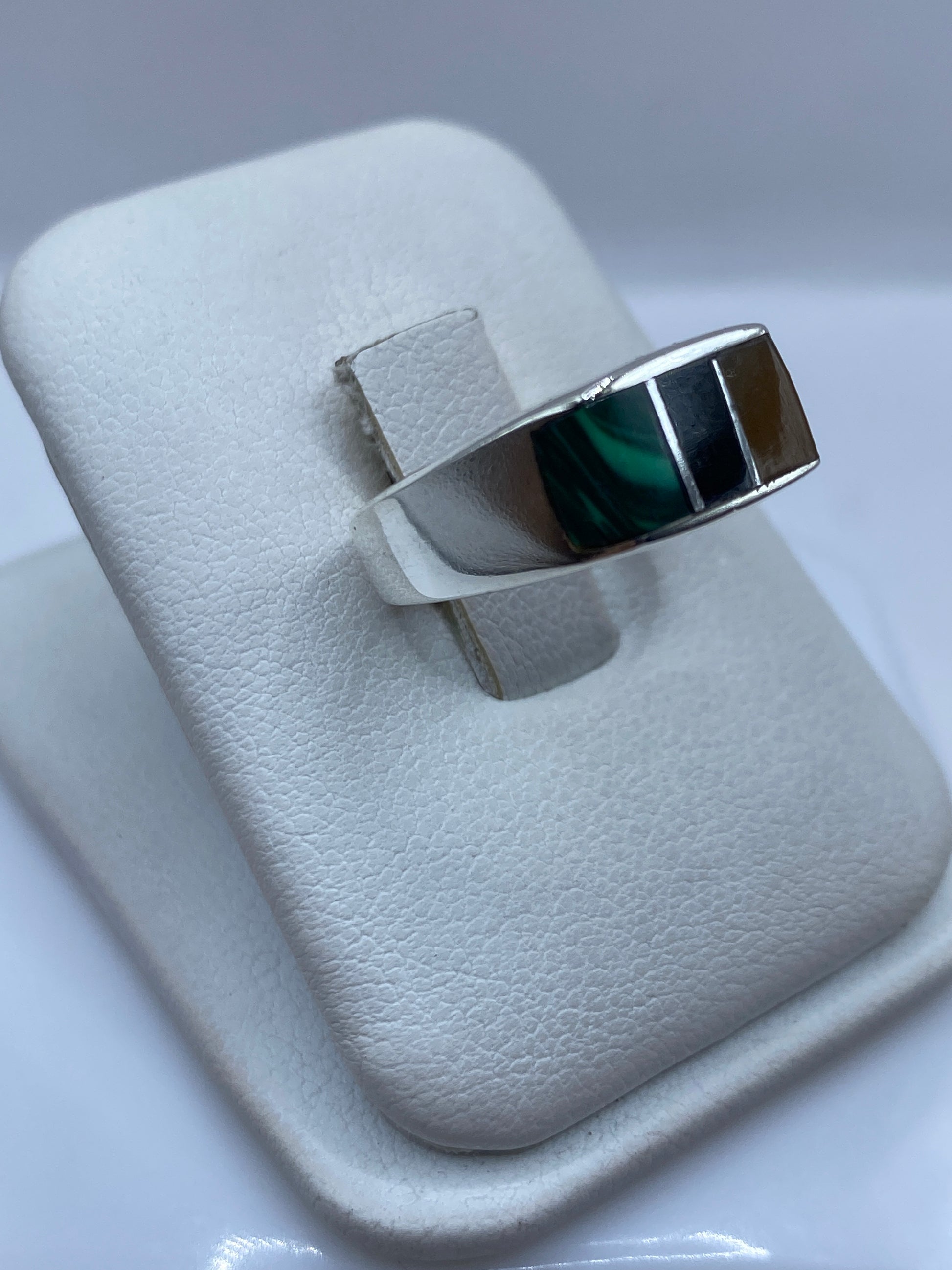 Vista lateral del anillo unisex con malaquita natural mostrando vetas verdes