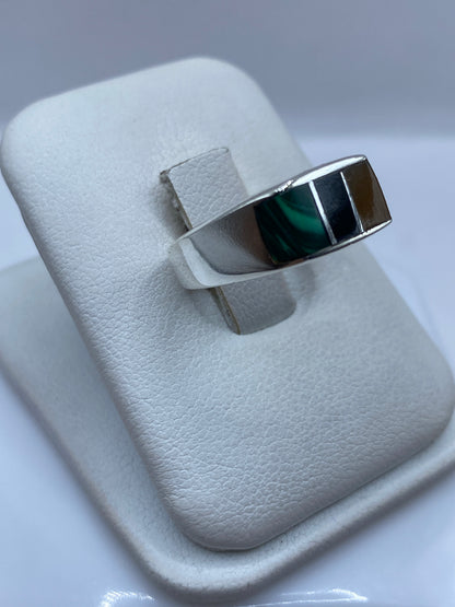 Vista lateral del anillo unisex con malaquita natural mostrando vetas verdes