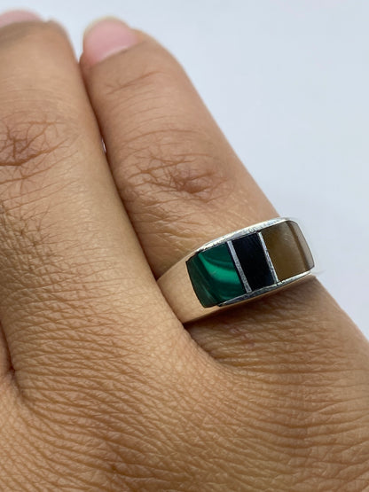 Anillo de plata malaquita en mano mostrando acabado y diseño minimalista