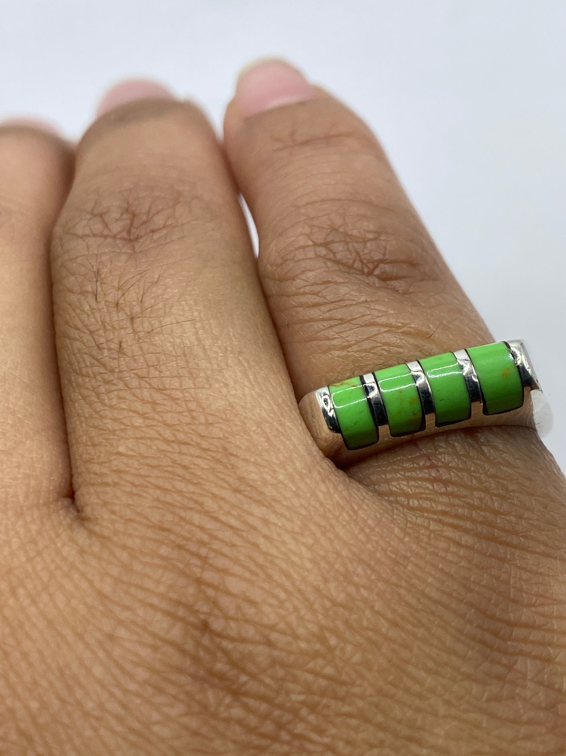 Anillo sobre fondo blanco mostrando el sello 925 y el ancho variable de las bandas