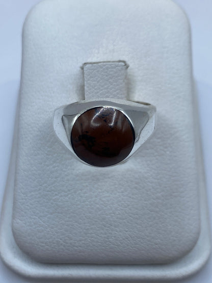 Anillo de plata solitario con piedra café vista frontal en estuche blanco