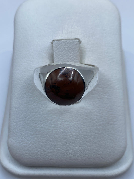 Anillo de plata solitario con piedra café vista frontal en estuche blanco