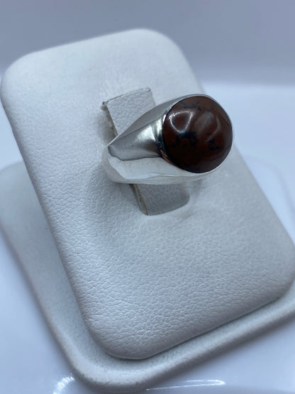 Detalle lateral del anillo plata .925 con engaste de piedra café