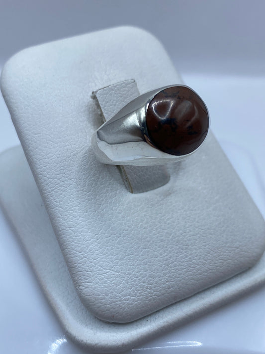 Detalle lateral del anillo plata .925 con engaste de piedra café