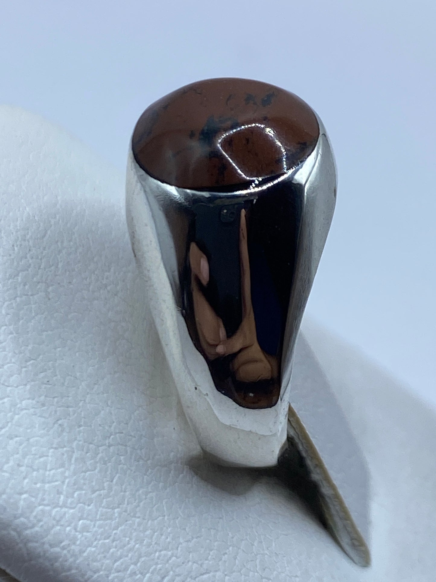 Anillo solitario en la mano mostrando talla y presencia de la piedra