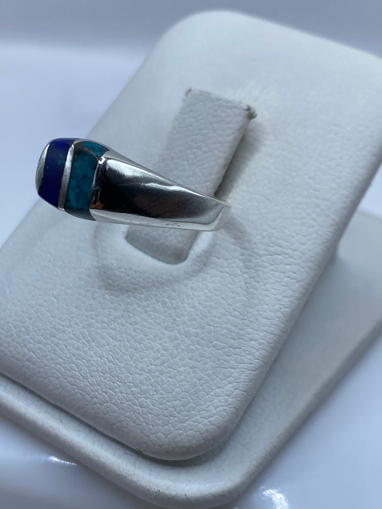 Anillo unisex con turquesa natural engastada en plata, detalle de lado