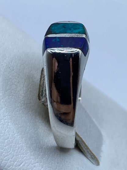 Anillo de turquesa azul cielo mostrando el color natural y los veteados