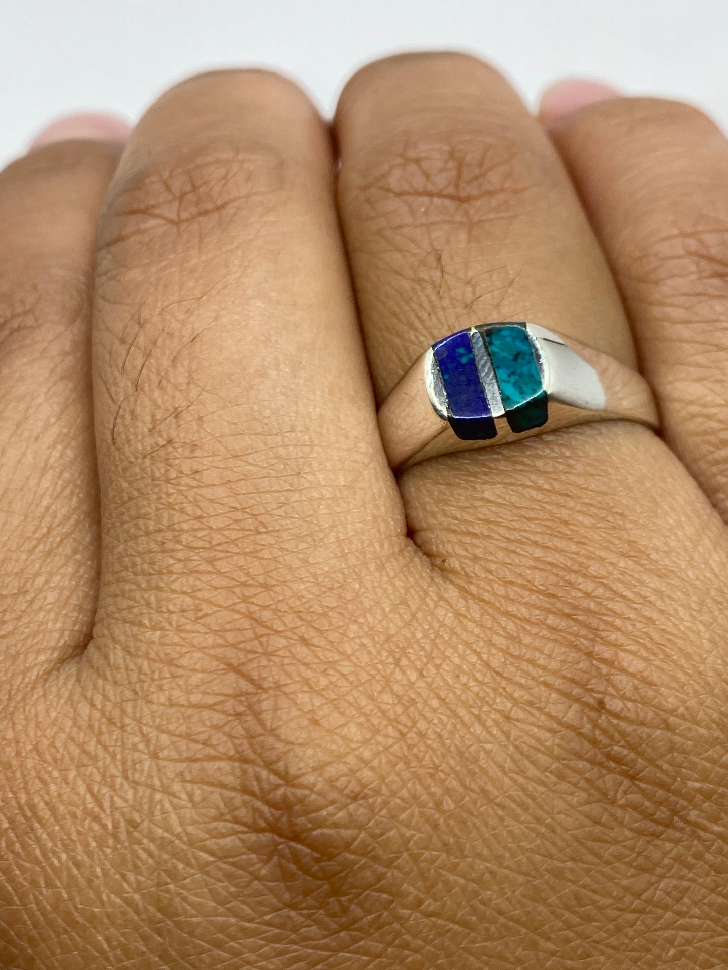 Anillo de plata .925 con turquesa en mano de mujer, uso diario