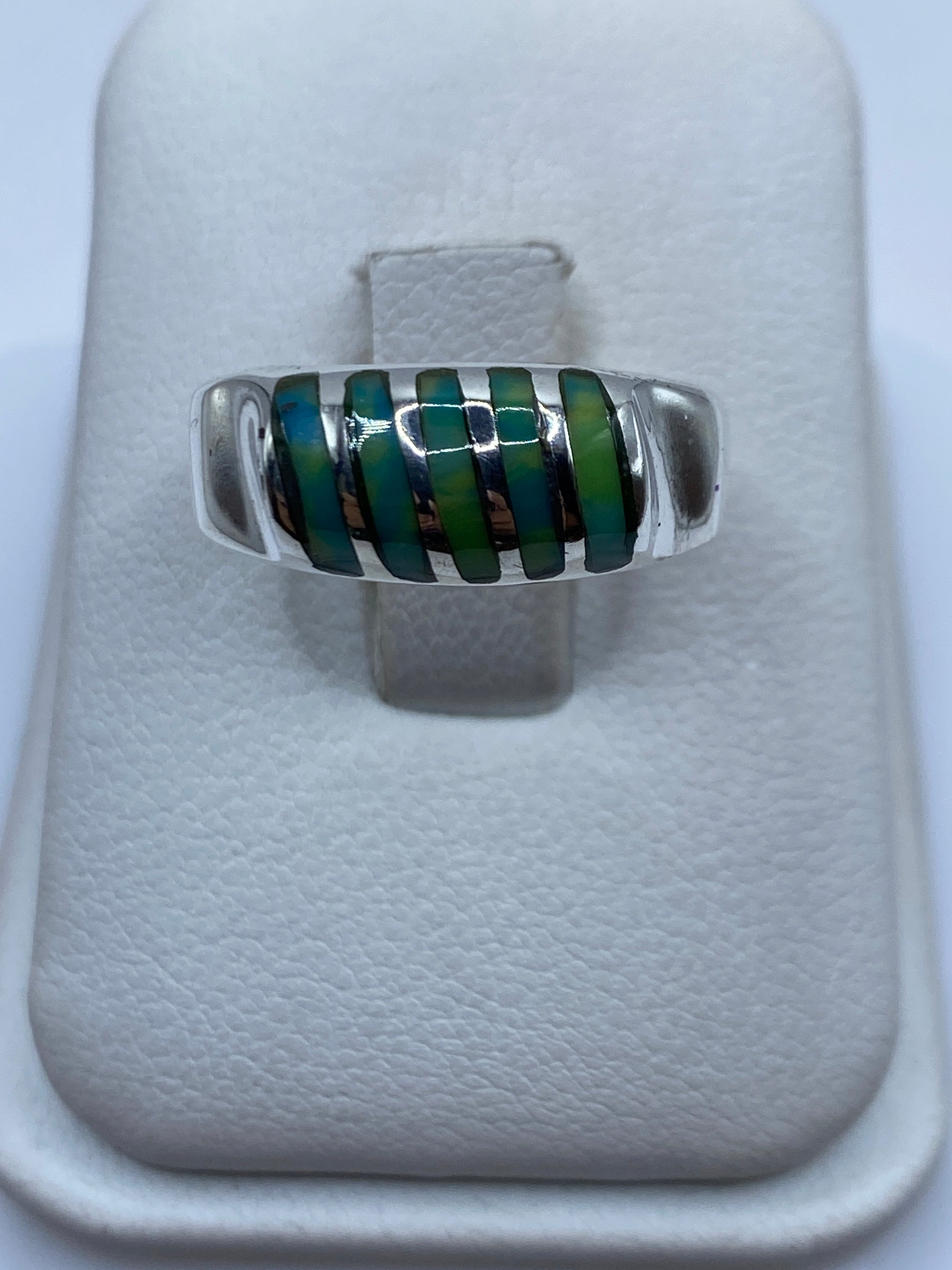 Anillo de plata con malaquita verde y vetas negras en estuche blanco