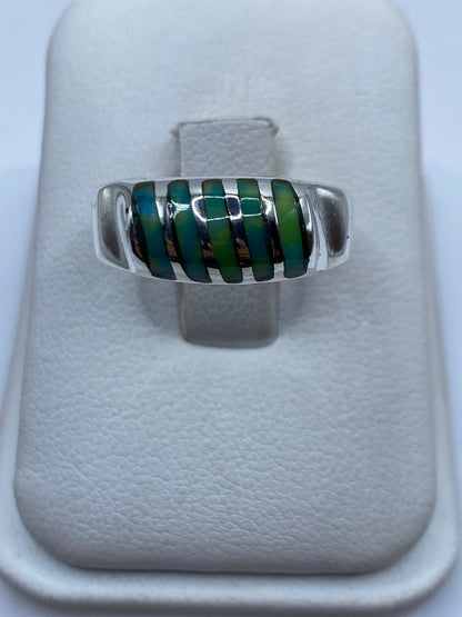 Anillo de plata con malaquita verde y vetas negras en estuche blanco