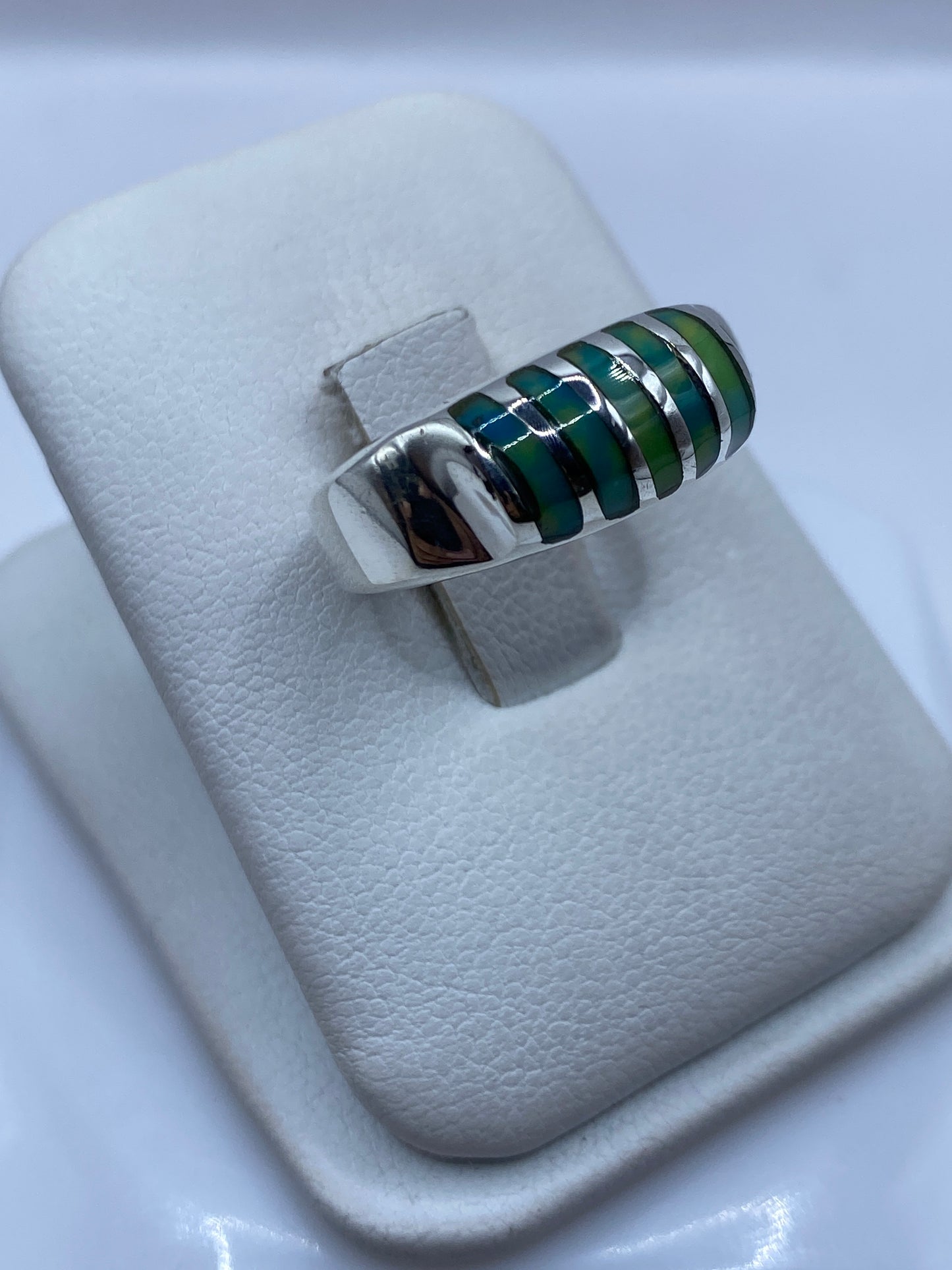 Vista lateral del anillo unisex de plata .925 con piedra malaquita
