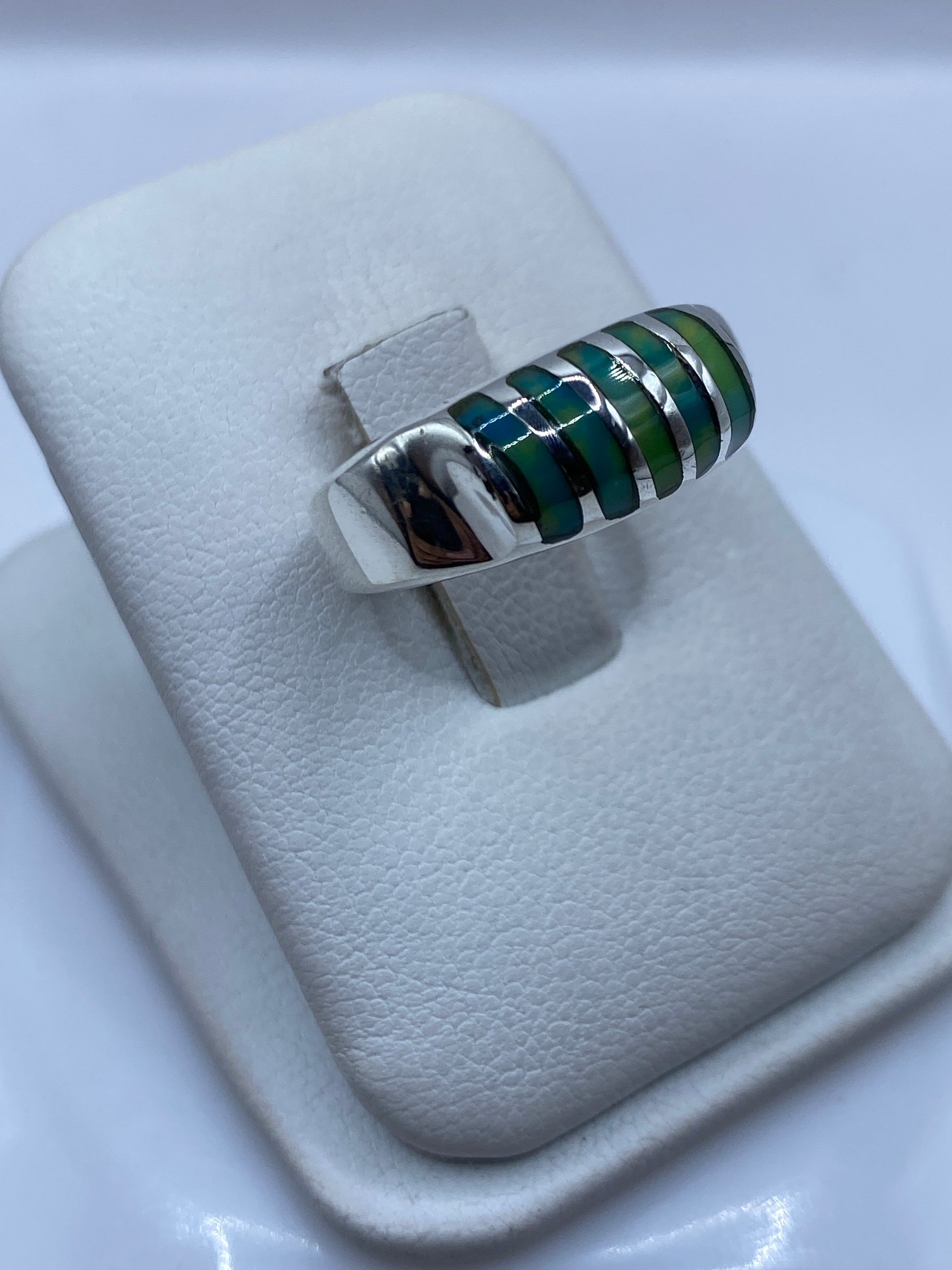 Vista lateral del anillo unisex de plata .925 con piedra malaquita