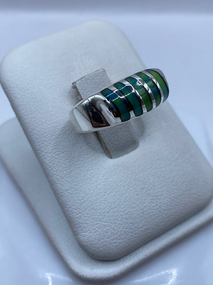 Vista lateral del anillo unisex de plata .925 con piedra malaquita
