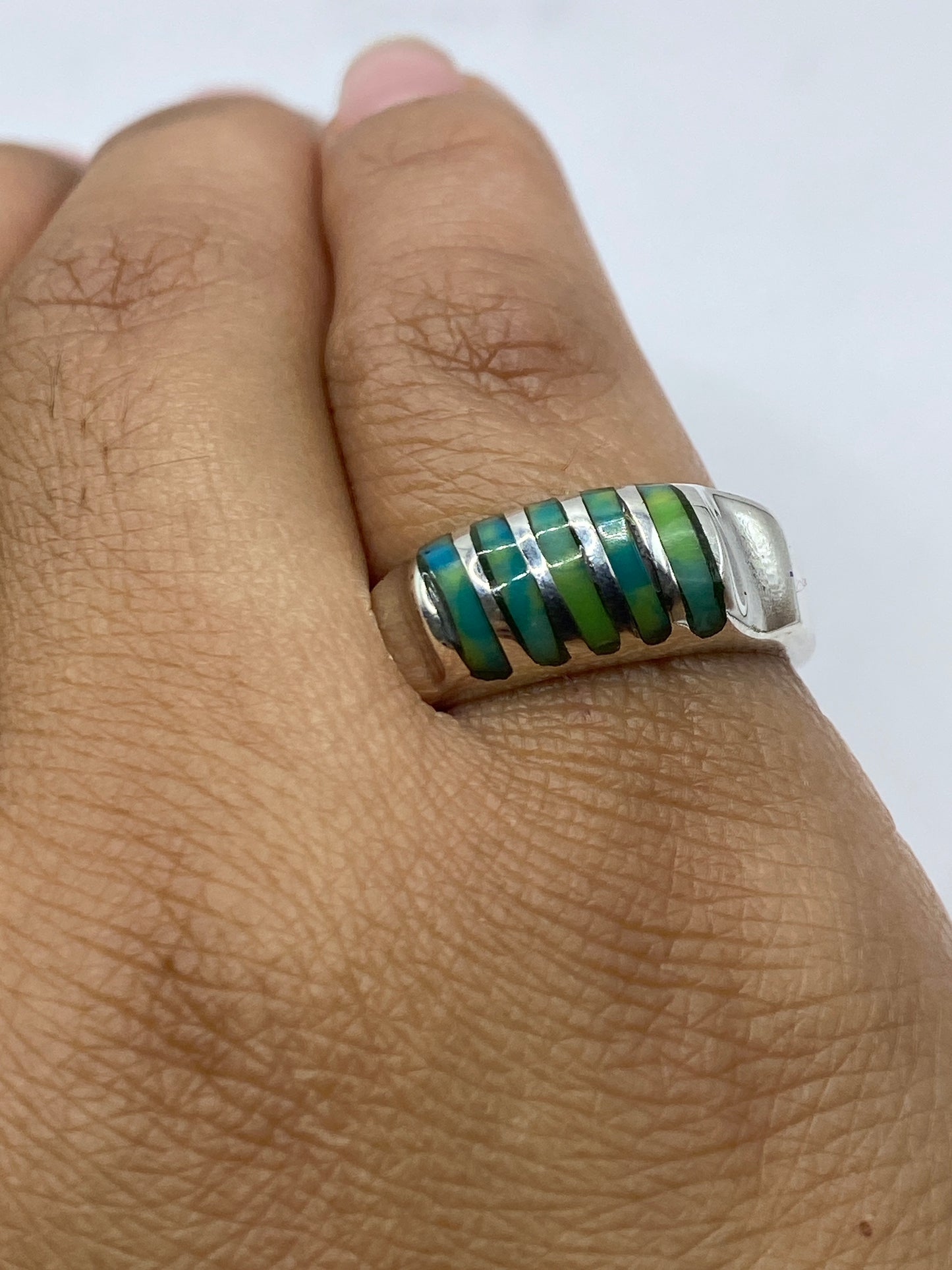Anillo de plata malaquita en dedo masculino, mostrando versatilidad de diseño