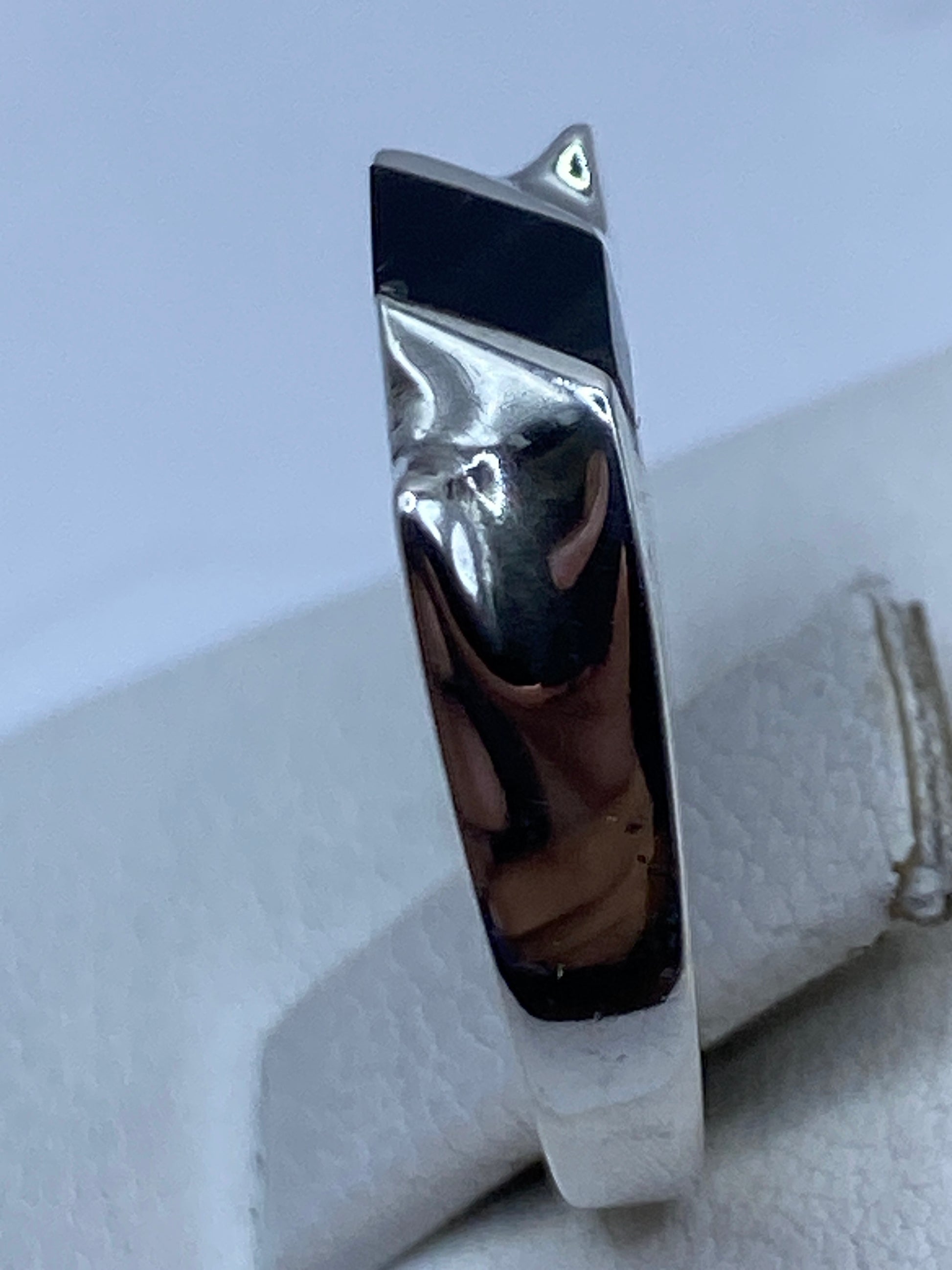 Detalle lateral del anillo de ónix negro en plata .925