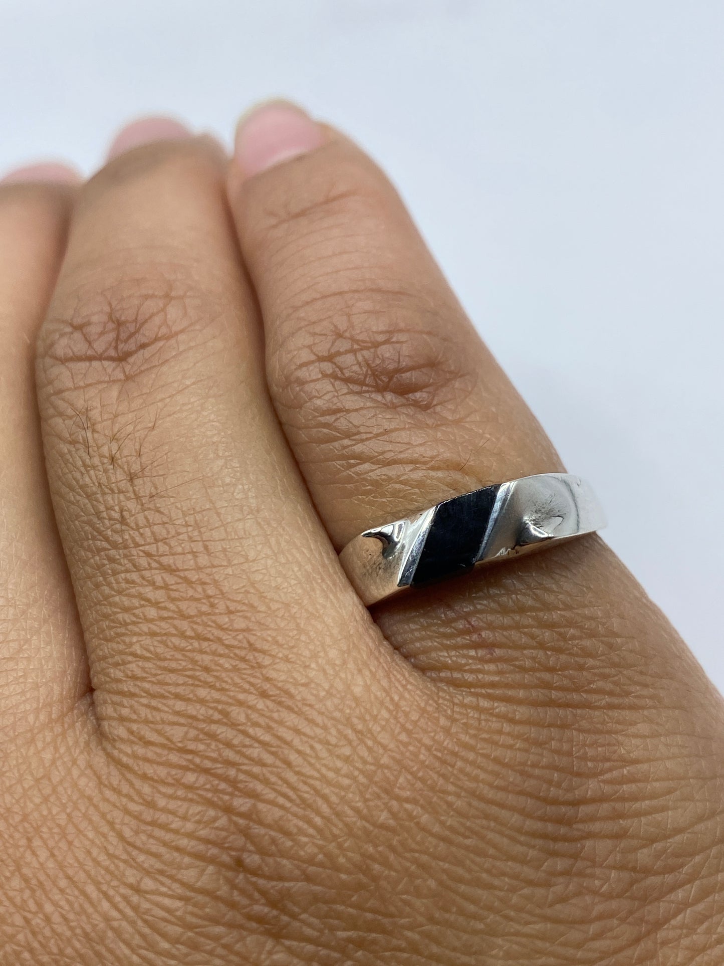 Anillo en báscula mostrando peso de 3.3 gramos y sello .925 MEXICO