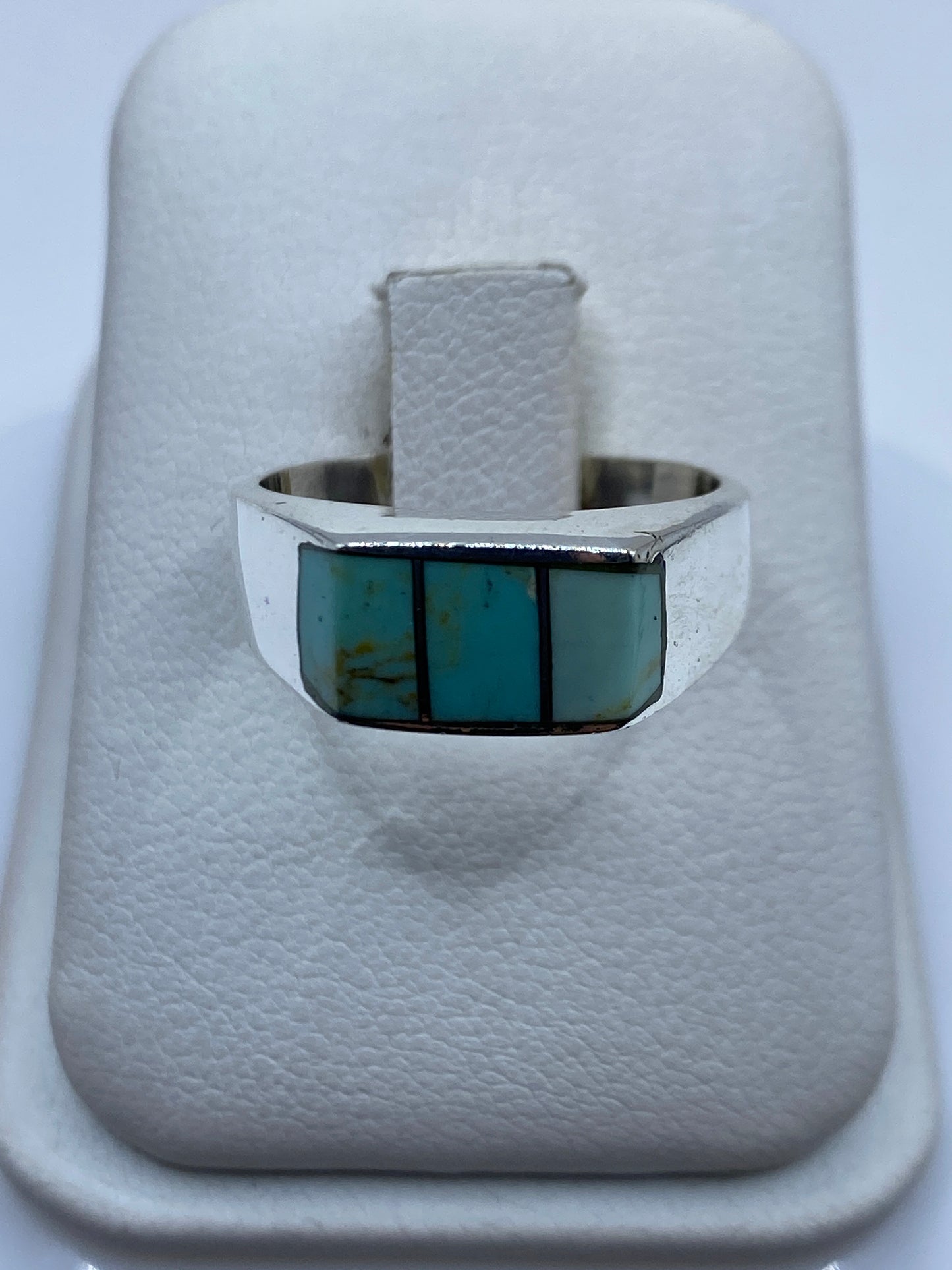 Anillo de plata con turquesa azul cielo en diseño geométrico sobre mano