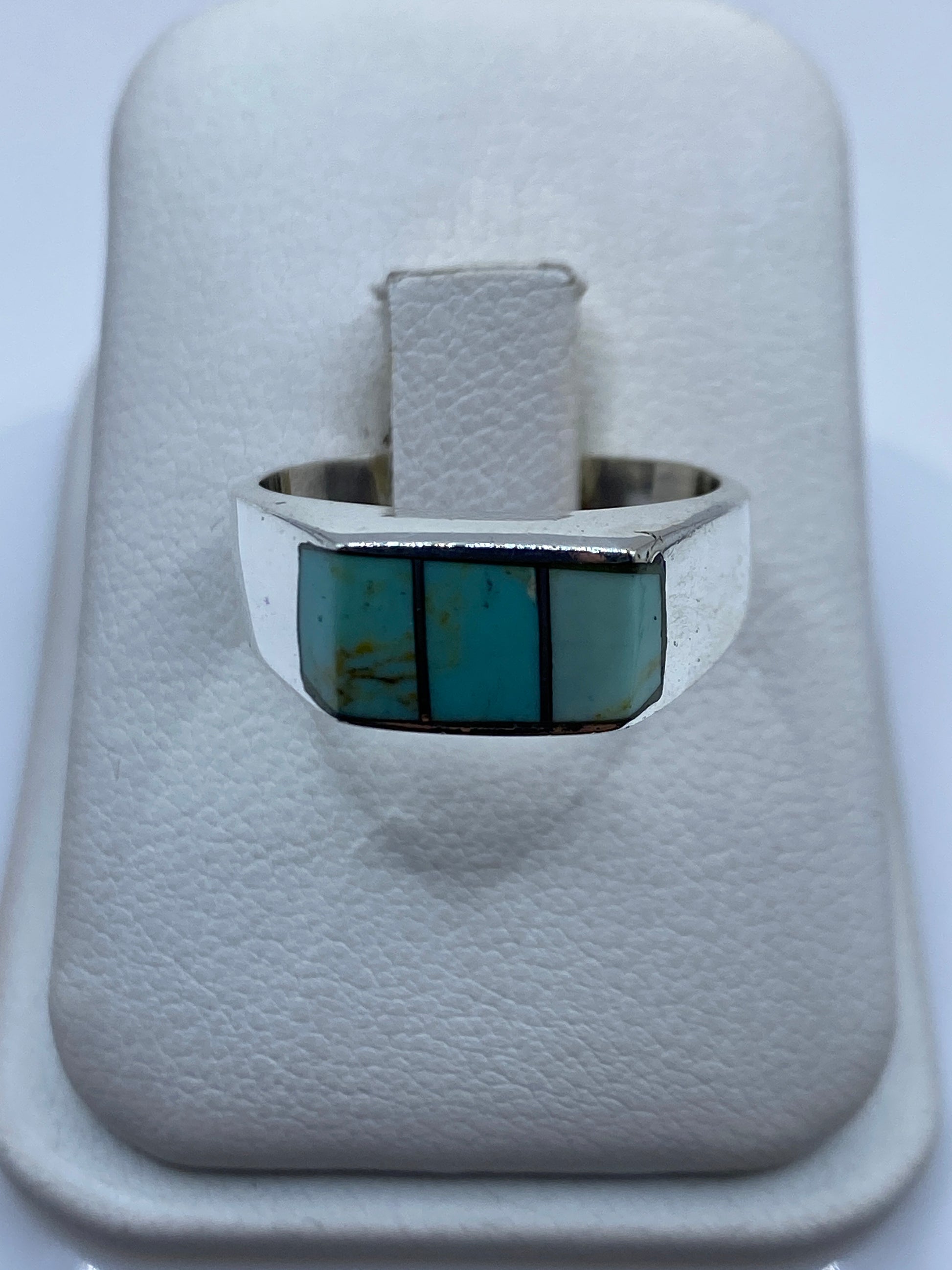 Anillo de plata con turquesa azul cielo en diseño geométrico sobre mano