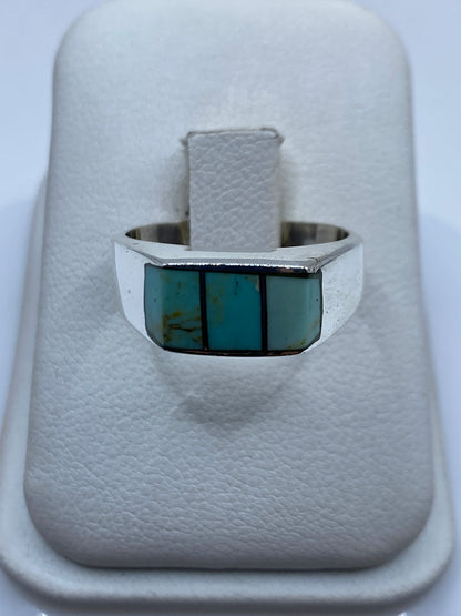 Anillo de plata con turquesa azul cielo en diseño geométrico sobre mano
