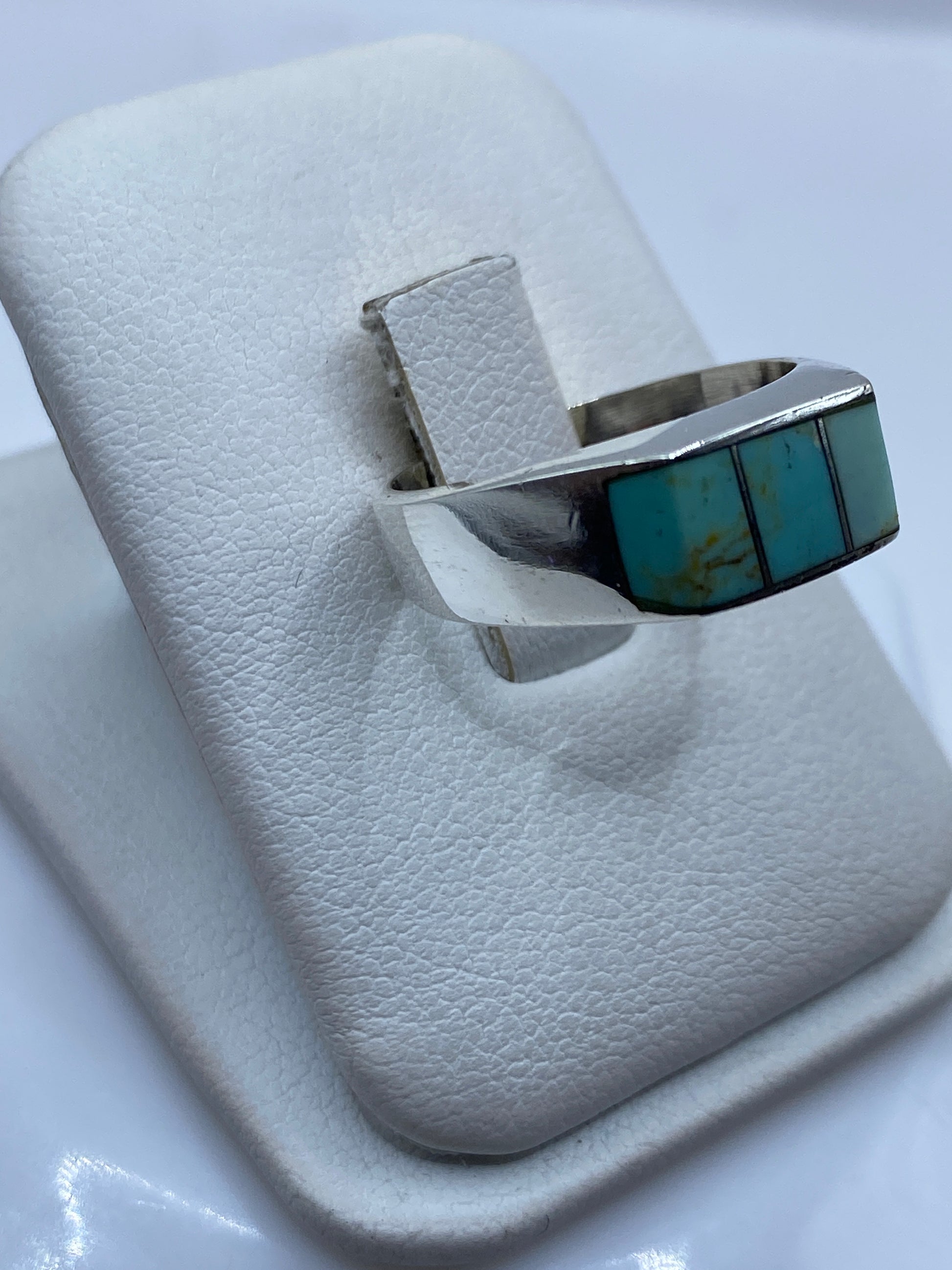 Vista frontal del anillo étnico con tres secciones de turquesa engastadas en plata