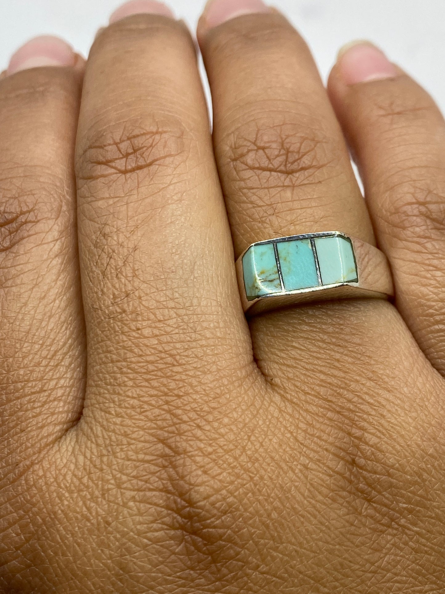 Anillo sobre fondo blanco mostrando el sello 925 en la banda interior