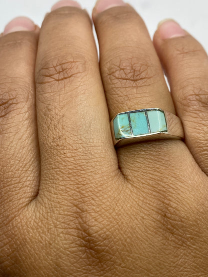Anillo sobre fondo blanco mostrando el sello 925 en la banda interior